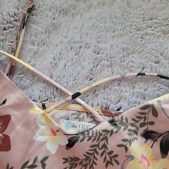 ⭐3/$15⭐ love, Fire Floral Criss Cross Women's Tank - Size Large - Picture 5 of 5
